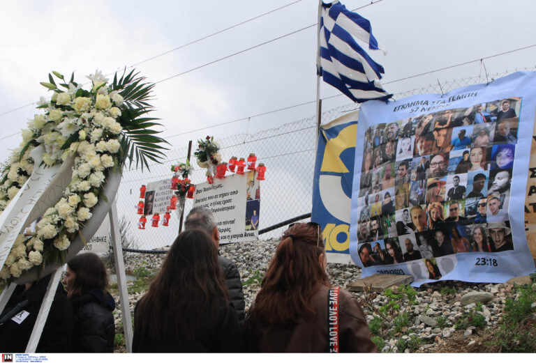 Μνημόσυνο Τέμπη: Ξέσπασε σε κλάματα ο ιερέας που διάβασε τα ονόματα των 57 θυμάτων – «Αθάνατοι» φώναξαν οι συγγενείς