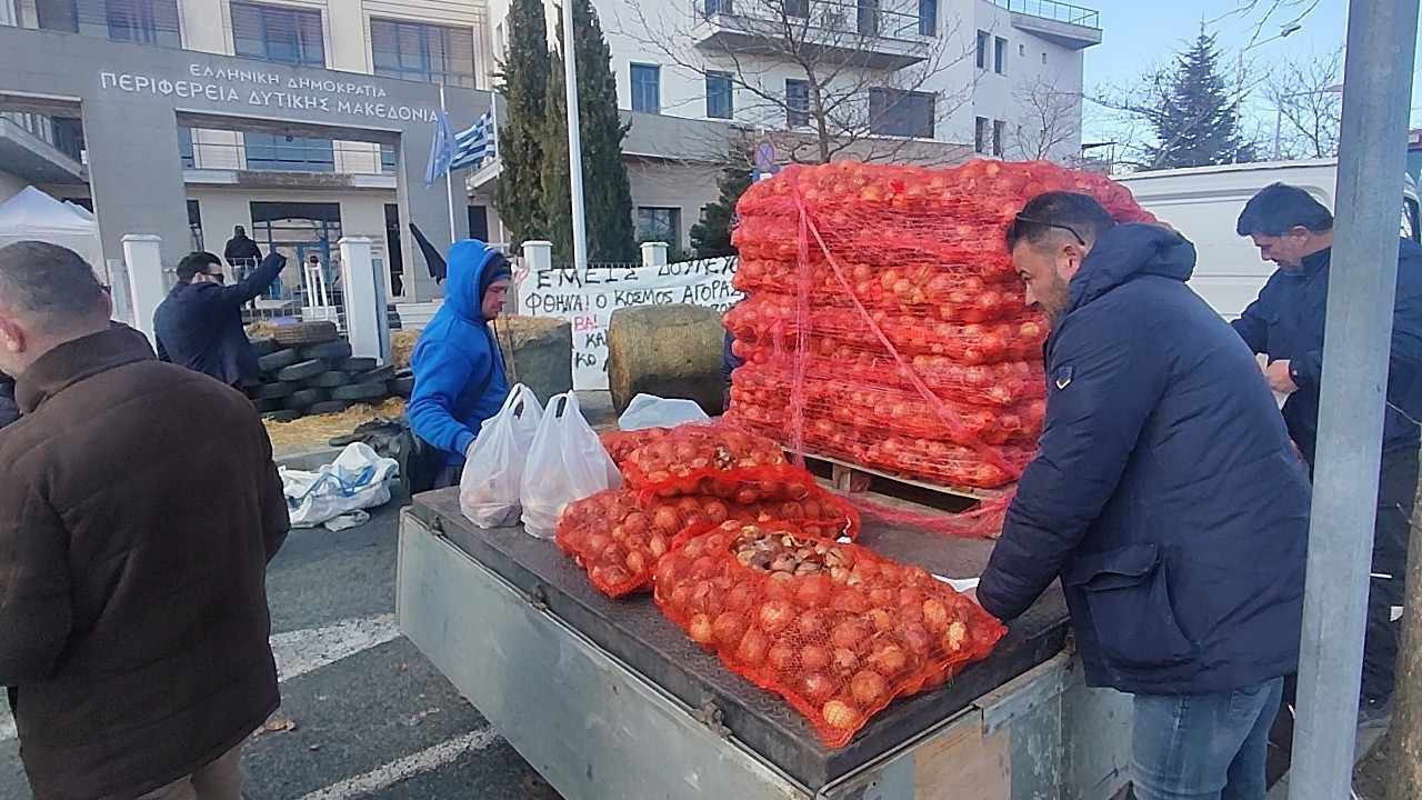 Κοζάνη: Αγρότες μοίρασαν κρεμμύδια έξω από την περιφέρεια Δυτ. Μακεδονίας