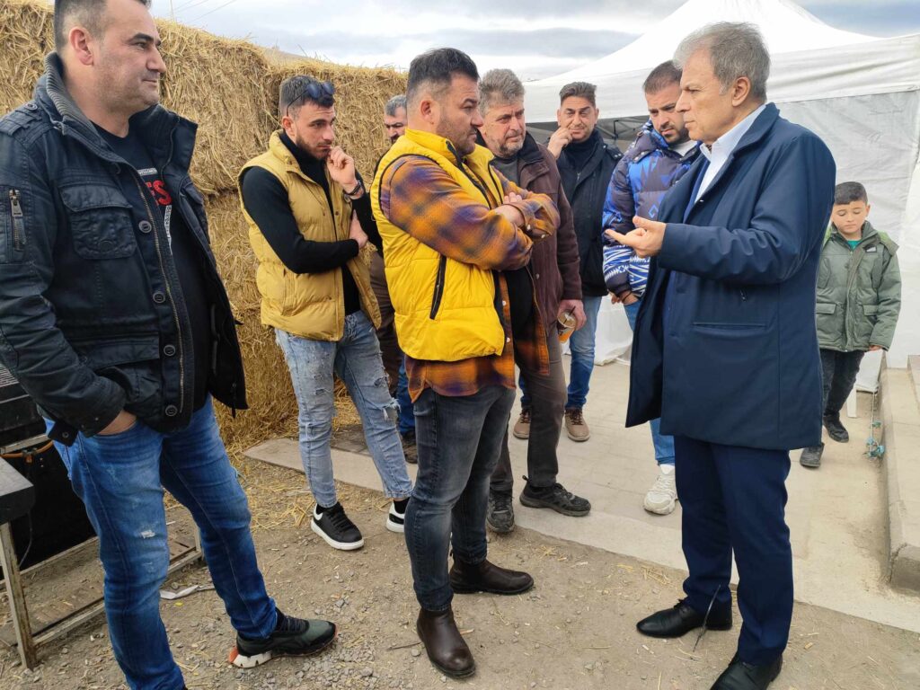 Κοζάνη: Συνάντηση του Περιφερειάρχη Δυτικής Μακεδονίας με αγρότες του μπλόκου των Κοίλων