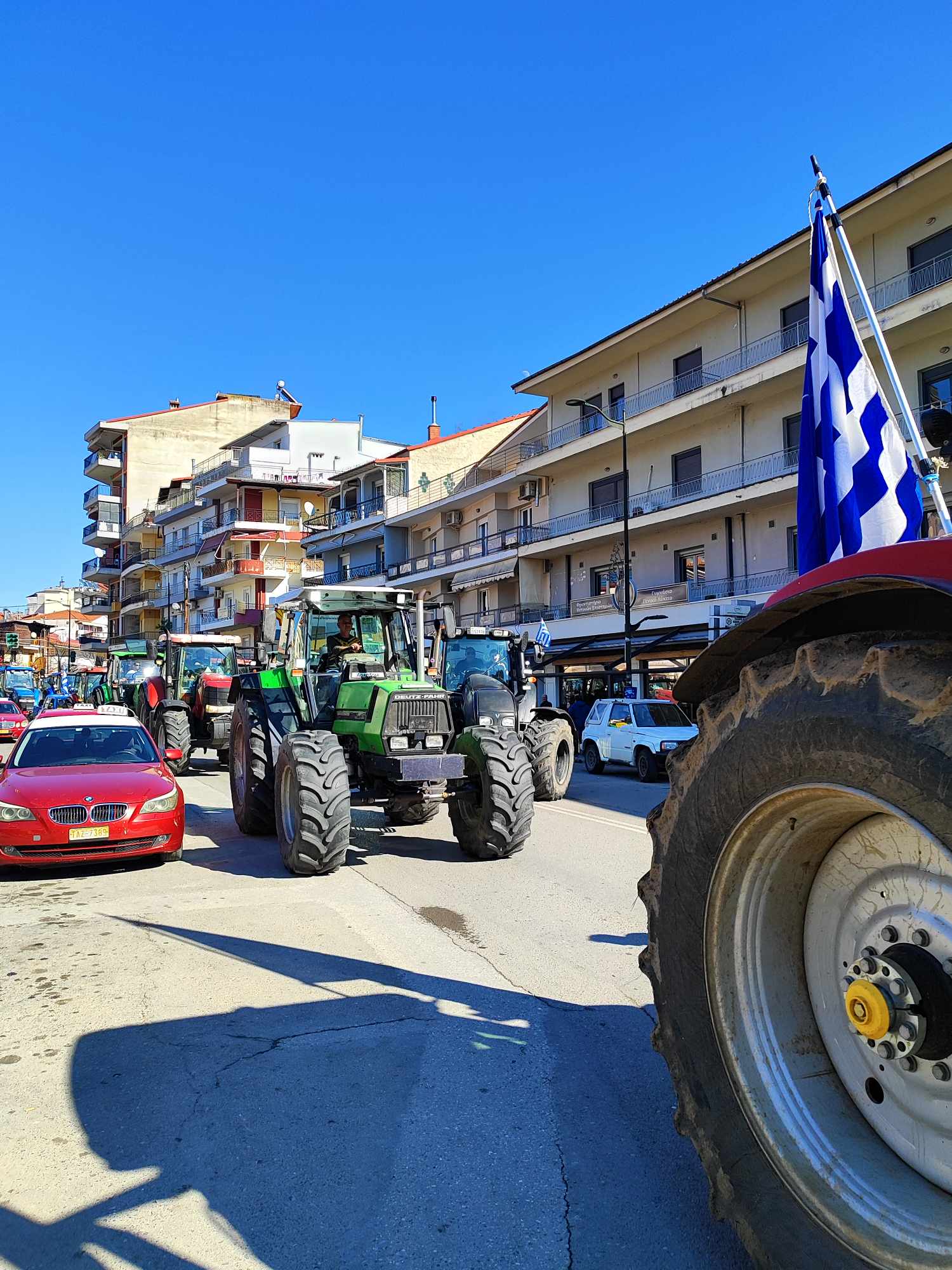 Ανυποχώρητοι δηλώνουν οι αγρότες των Γρεβενών – Έκλεισαν με 50 τρακτέρ το κέντρο της πόλης (video)