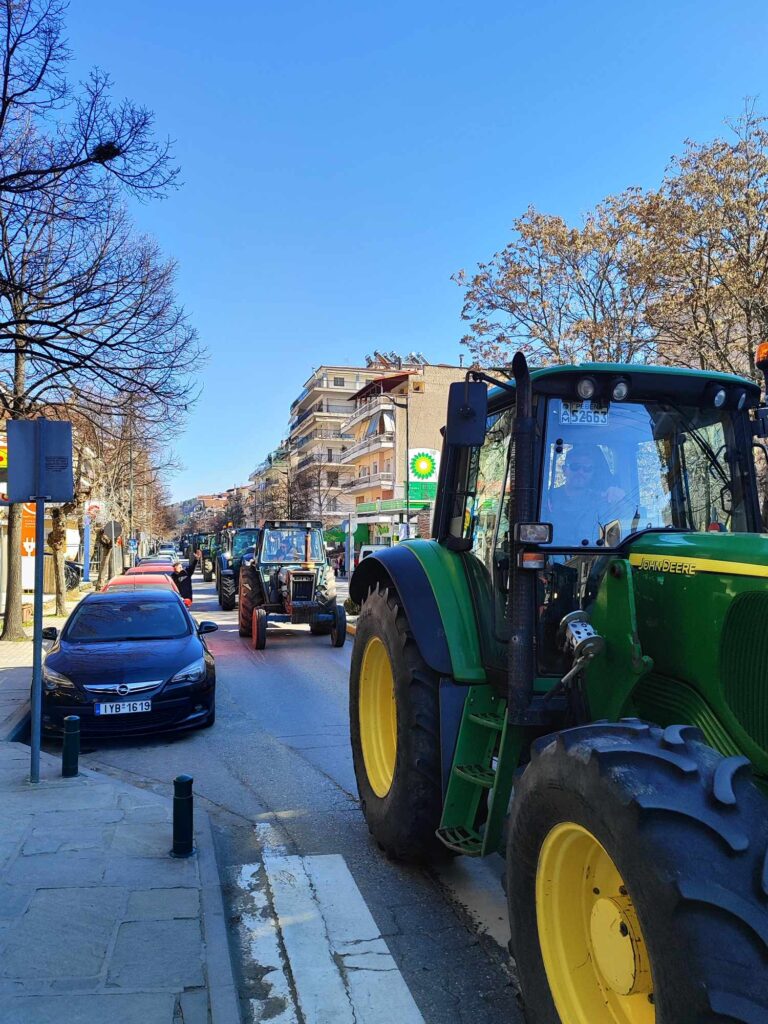 Ανυποχώρητοι δηλώνουν οι αγρότες των Γρεβενών – Έκλεισαν με 50 τρακτέρ το κέντρο της πόλης (video)