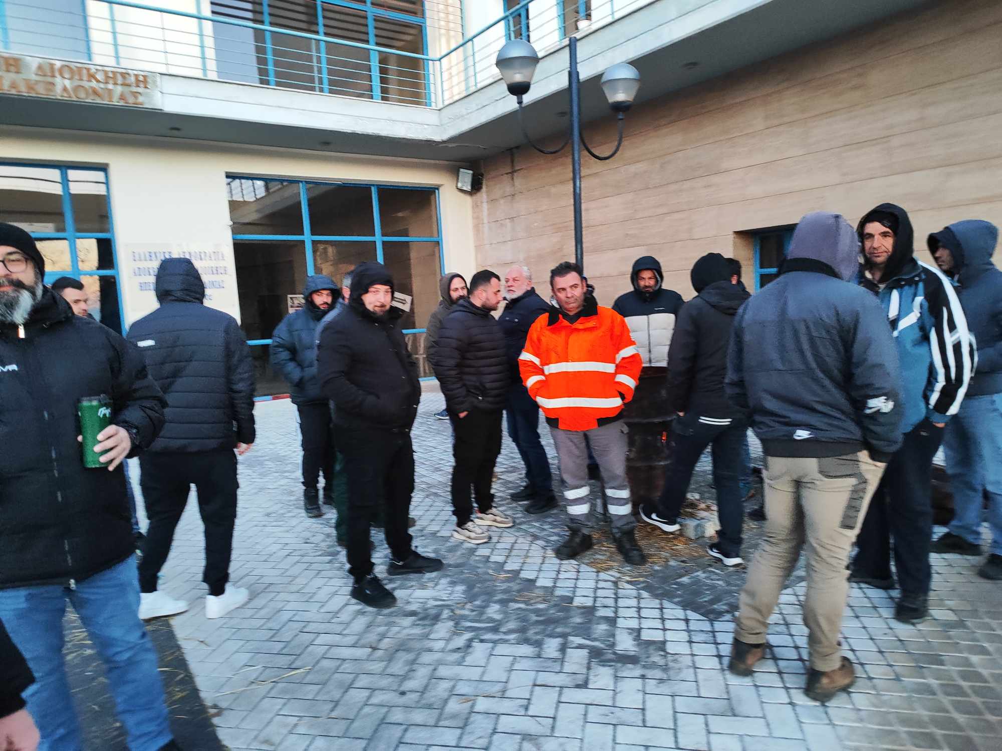 Κατάληψη του κτιρίου της περιφέρειας Δυτ. Μακεδονίας από τους αγρότες (video)