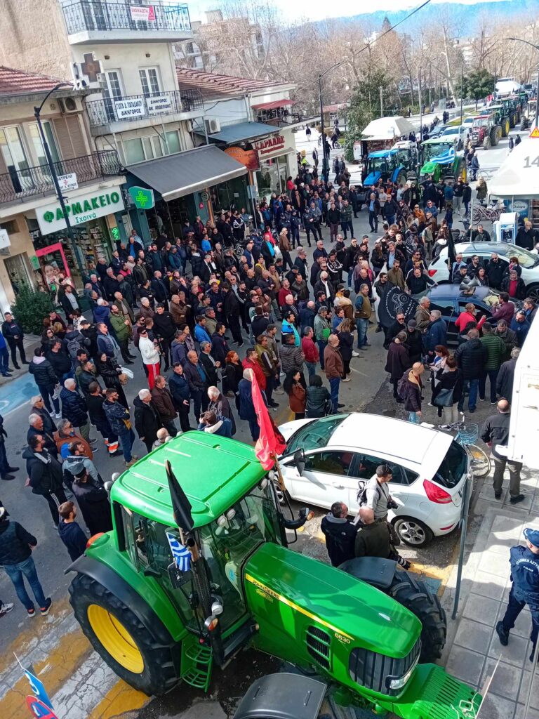 Τρίκαλα: “Όργωσαν” την πόλη οι αγρότες