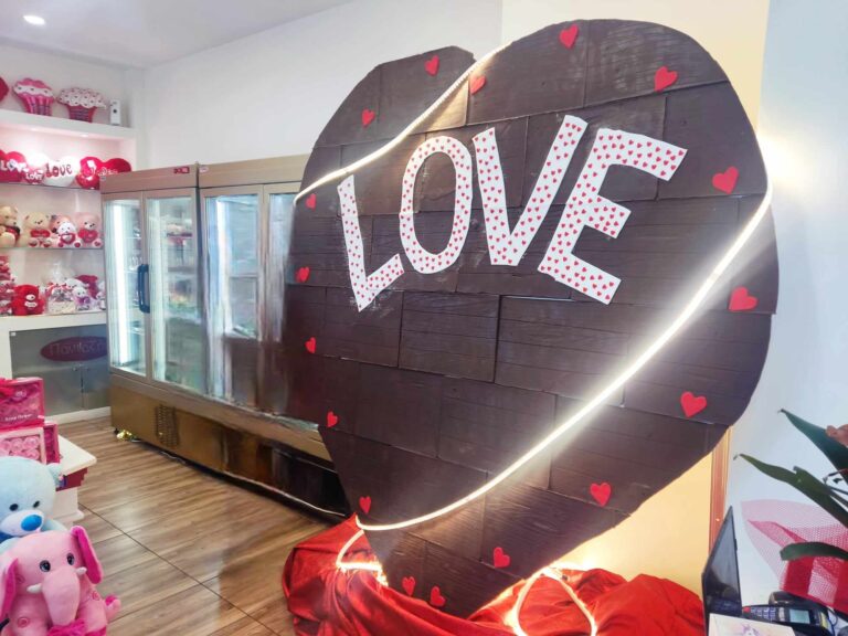 Άγιος Βαλεντίνος: Έφτιαξαν σοκολατένια καρδιά ύψους 2 μέτρων και 55 κιλών στη Μυτιλήνη