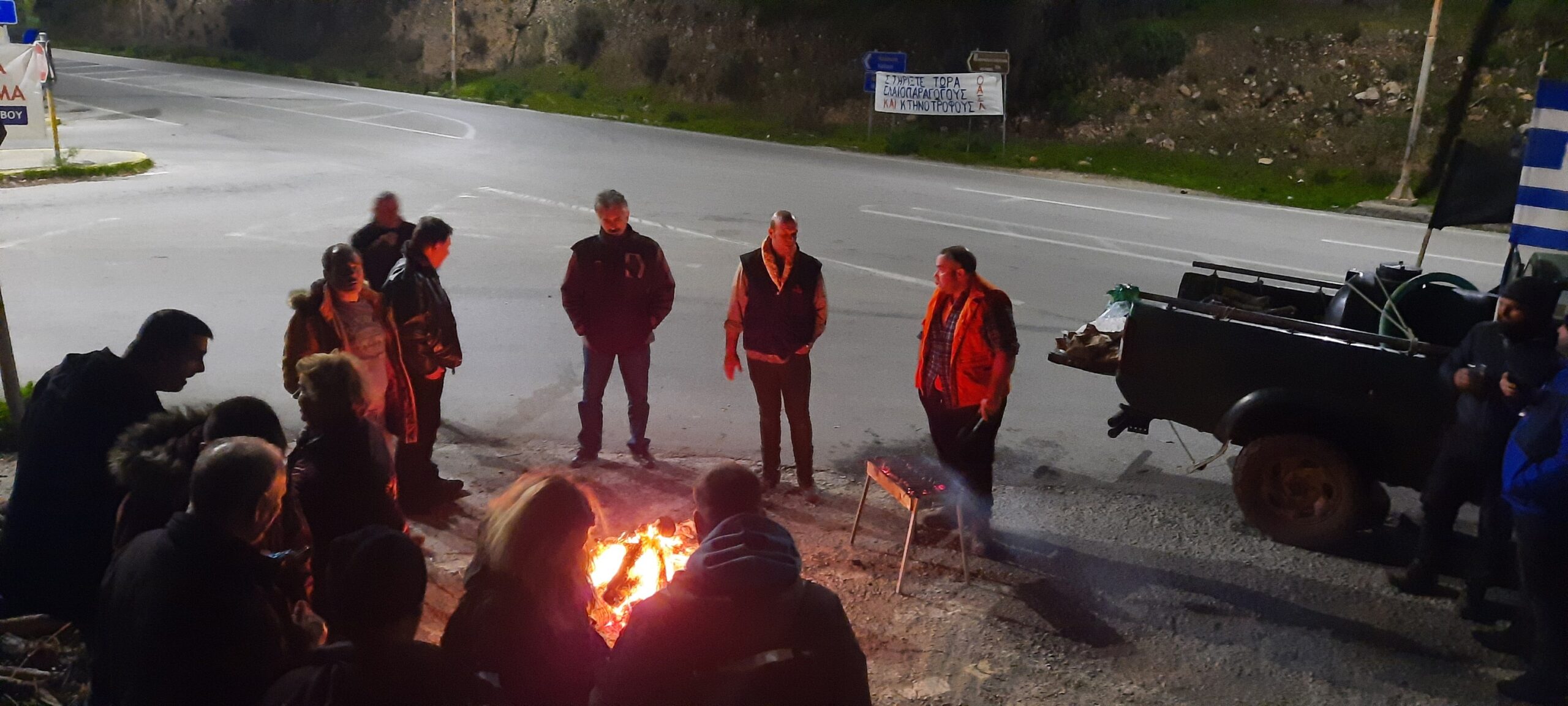 Στο κόμβο της Λάρσου έμειναν όλη τη νύχτα αγρότες και κτηνοτρόφοι – Τι ζητούν (video)