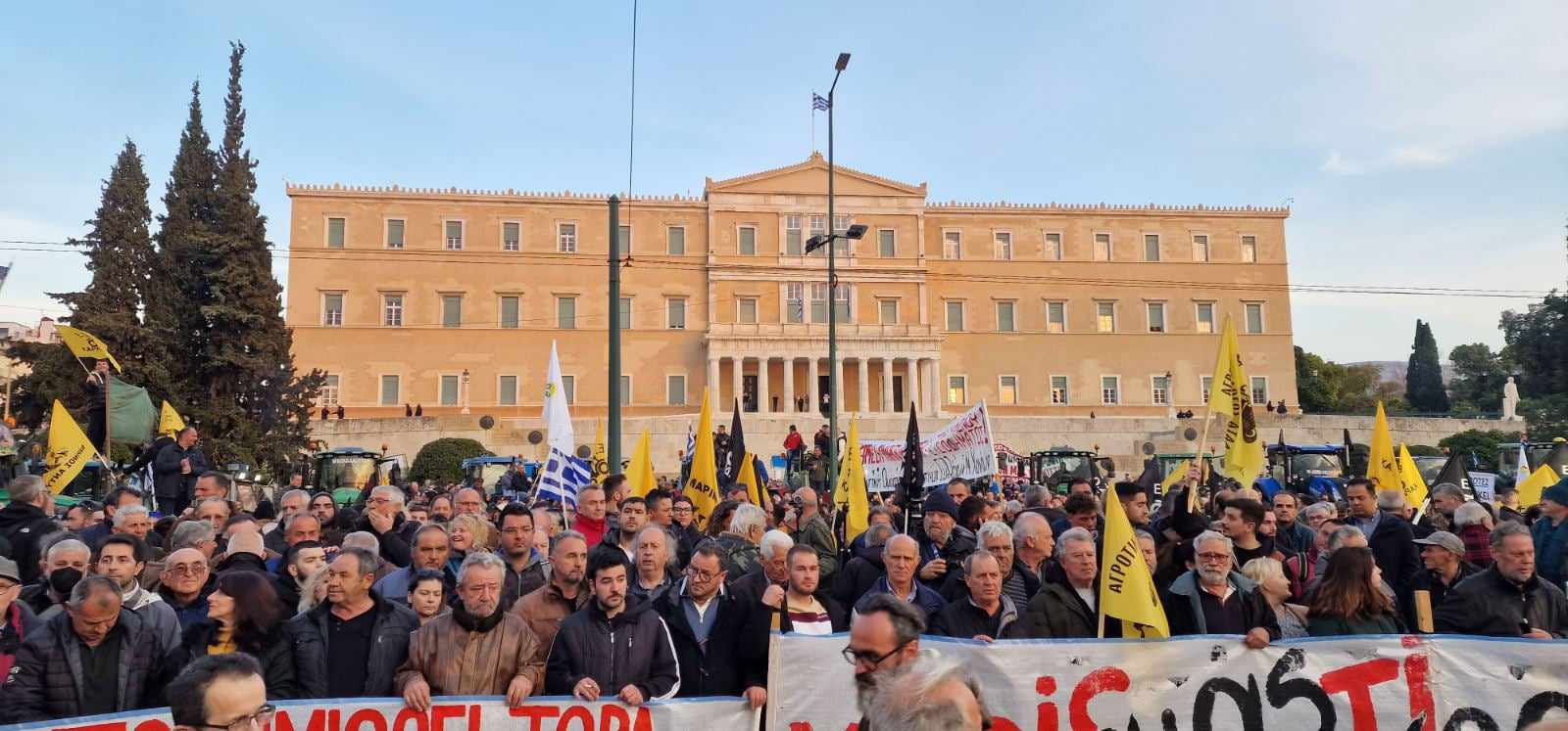 Κατέκλεισαν το Σύνταγμα οι Ηπειρώτες αγρότες (video)