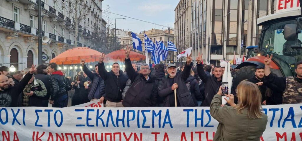 Κατέκλεισαν το Σύνταγμα οι Ηπειρώτες αγρότες (video)