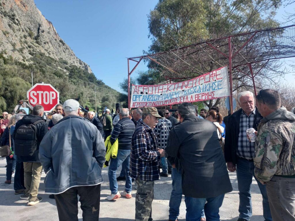 Αγροτικό συλλαλητήριο στη Λέσβο – Απέκλεισαν το λιμάνι Μυτιλήνης