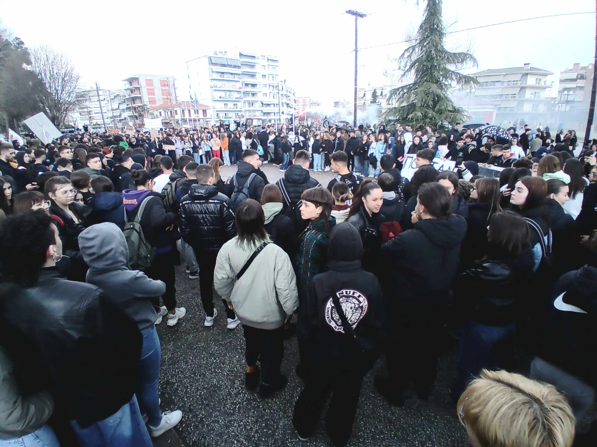 Τρίκαλα: Δυναμική κινητοποίηση της νεολαίας για την τραγωδία των Τεμπών