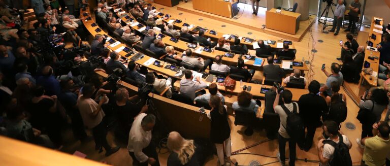 Ενός λεπτού σιγή στη μνήμη των θυμάτων των Τεμπών στο δημοτικό συμβούλιο