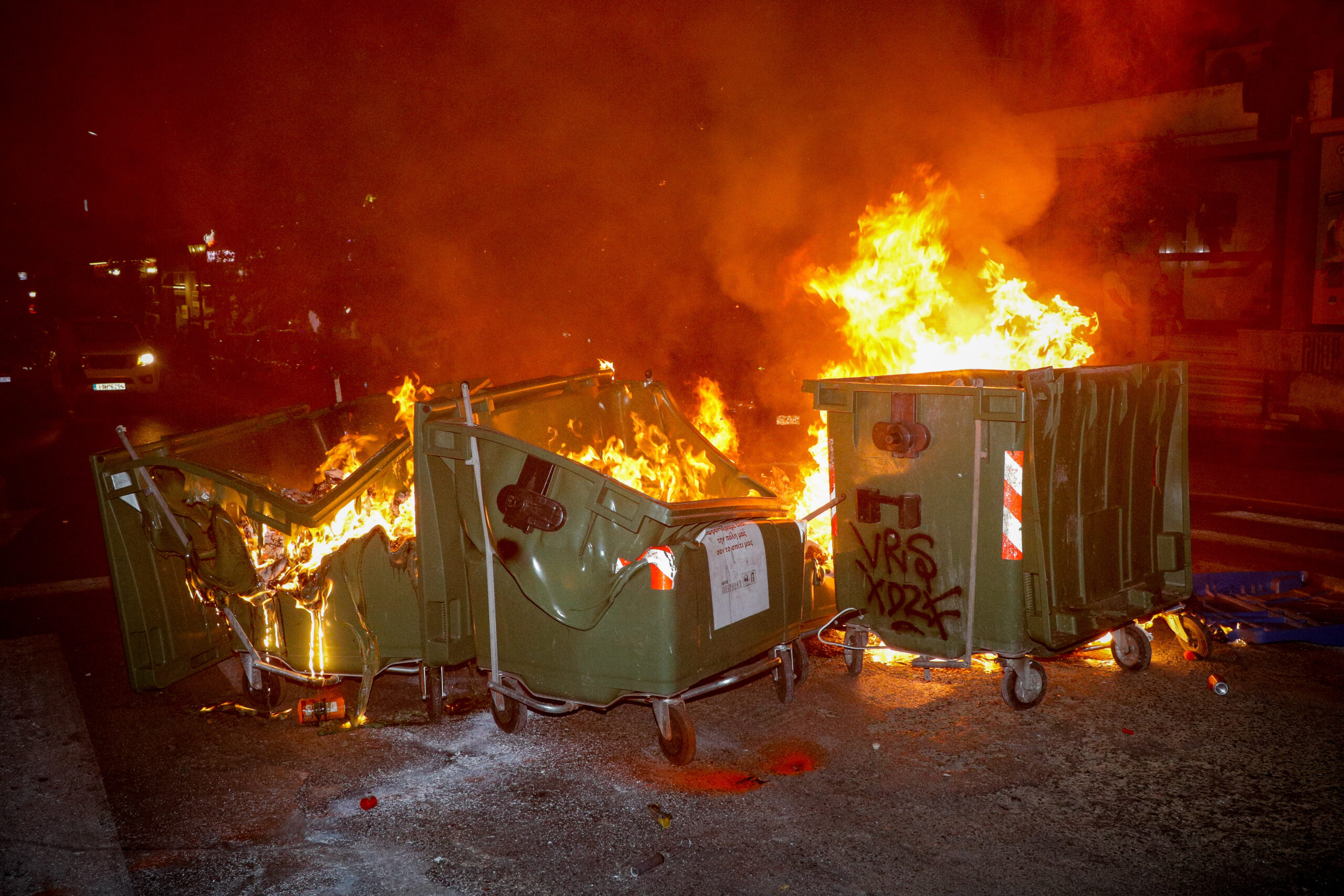 Θεσσαλονίκη: Φωτιά σε κάδους στην Εγνατία