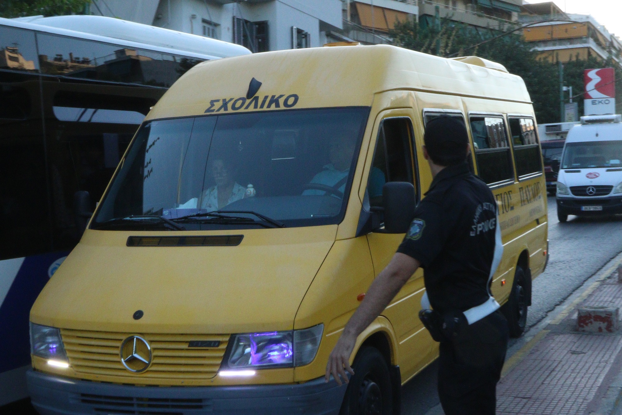 Σύγκρουση σχολικού λεωφορείου με ΙΧ στον Πειραιά – Δεν υπάρχουν τραυματίες