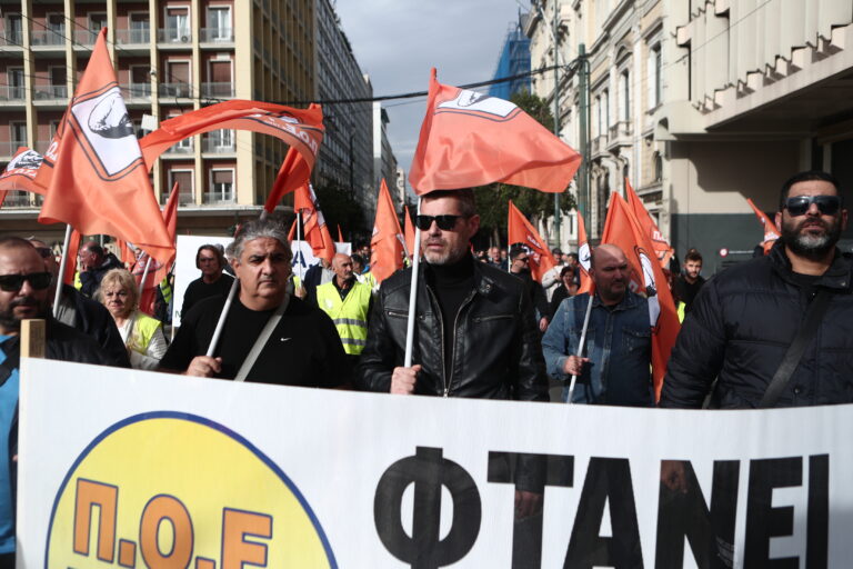 Συγκέντρωση της ΠΟΕ-ΟΤΑ έξω από τη γενική συνέλευση της ΚΕΔΕ με εργασιακά αιτήματα