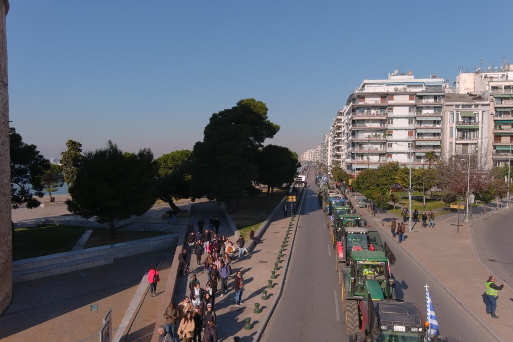 Έφτασαν στη Θεσσαλονίκη τα πρώτα τρακτέρ- “Η Ευρώπη να προσπαθήσει να είναι αυτάρκης σε αγροτικά προϊόντα” δήλωσε αγρότης στην ΕΡΤ