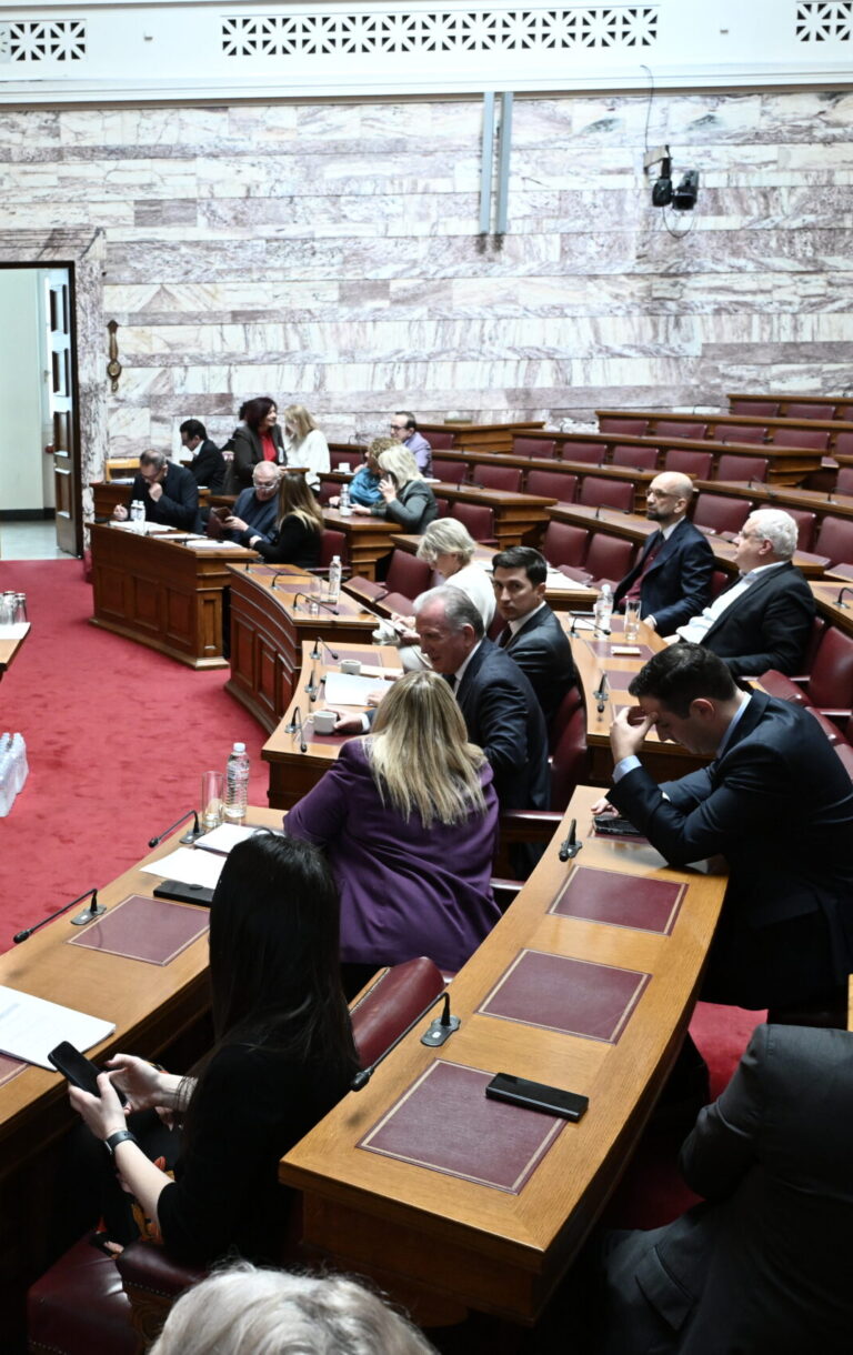Στην Επιτροπή της Βουλής το ν/σ για τα ομόφυλα ζευγάρια: Ποια κόμματα είναι υπέρ και ποια κατά – Στις 15/2 η ψηφοφορία