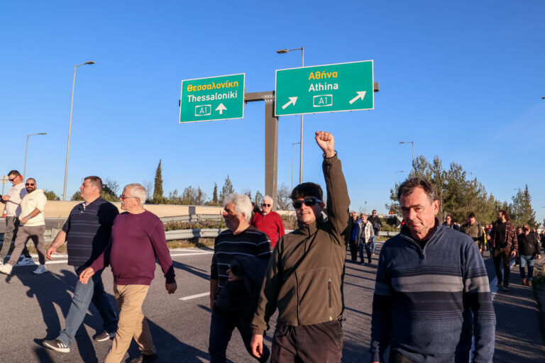 Νέα φάση αγροτικών κινητοποιήσεων: Συμβολικοί αποκλεισμοί εθνικών οδών – Μήνυμα για  «διάλογο με ανοιχτούς δρόμους» στέλνει η κυβέρνηση