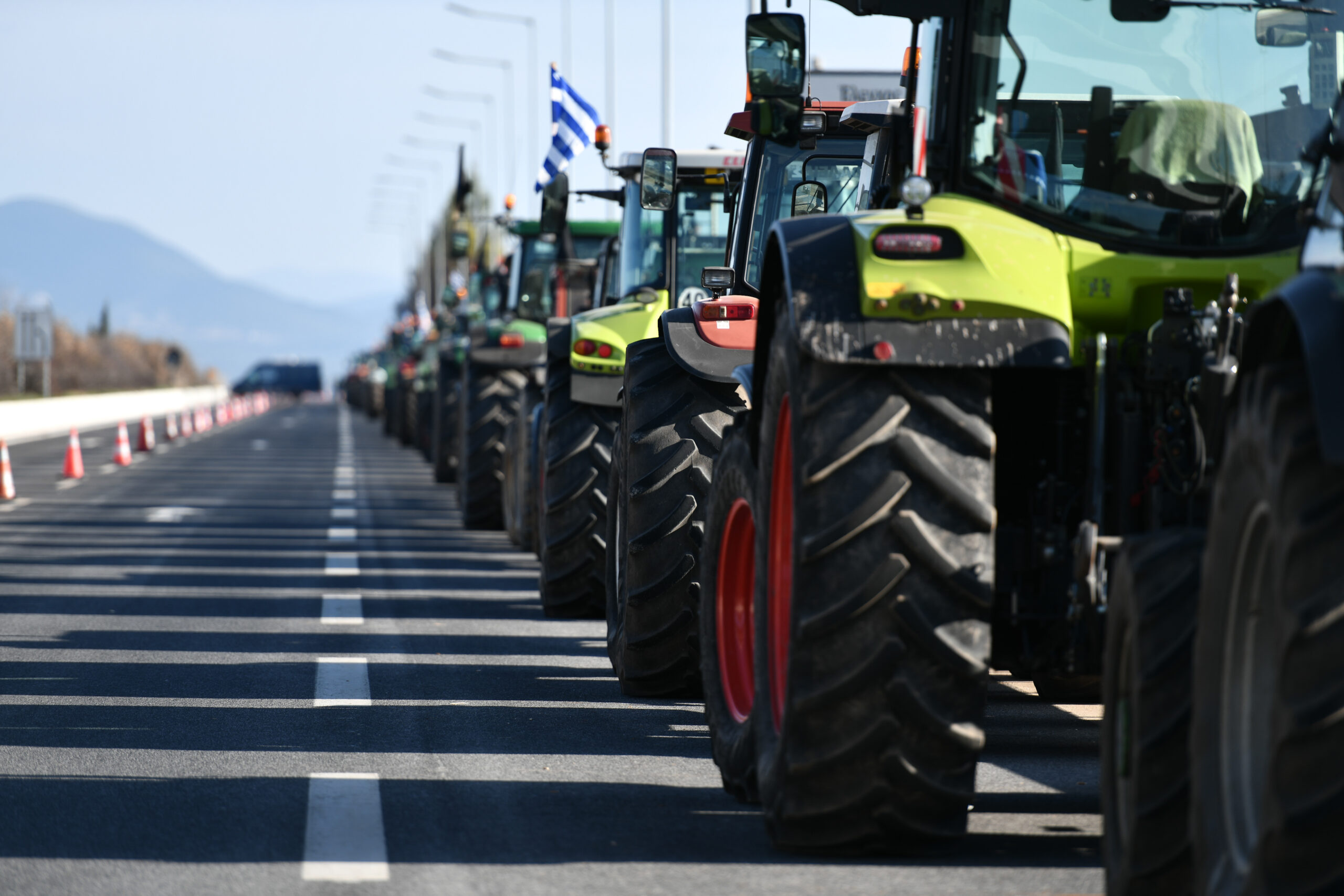 Συνεχίζονται οι κινητοποιήσεις: Παραμένουν στα  μπλόκα οι αγρότες με το βλέμμα στη συνάντηση με τον Κ. Μητσοτάκη