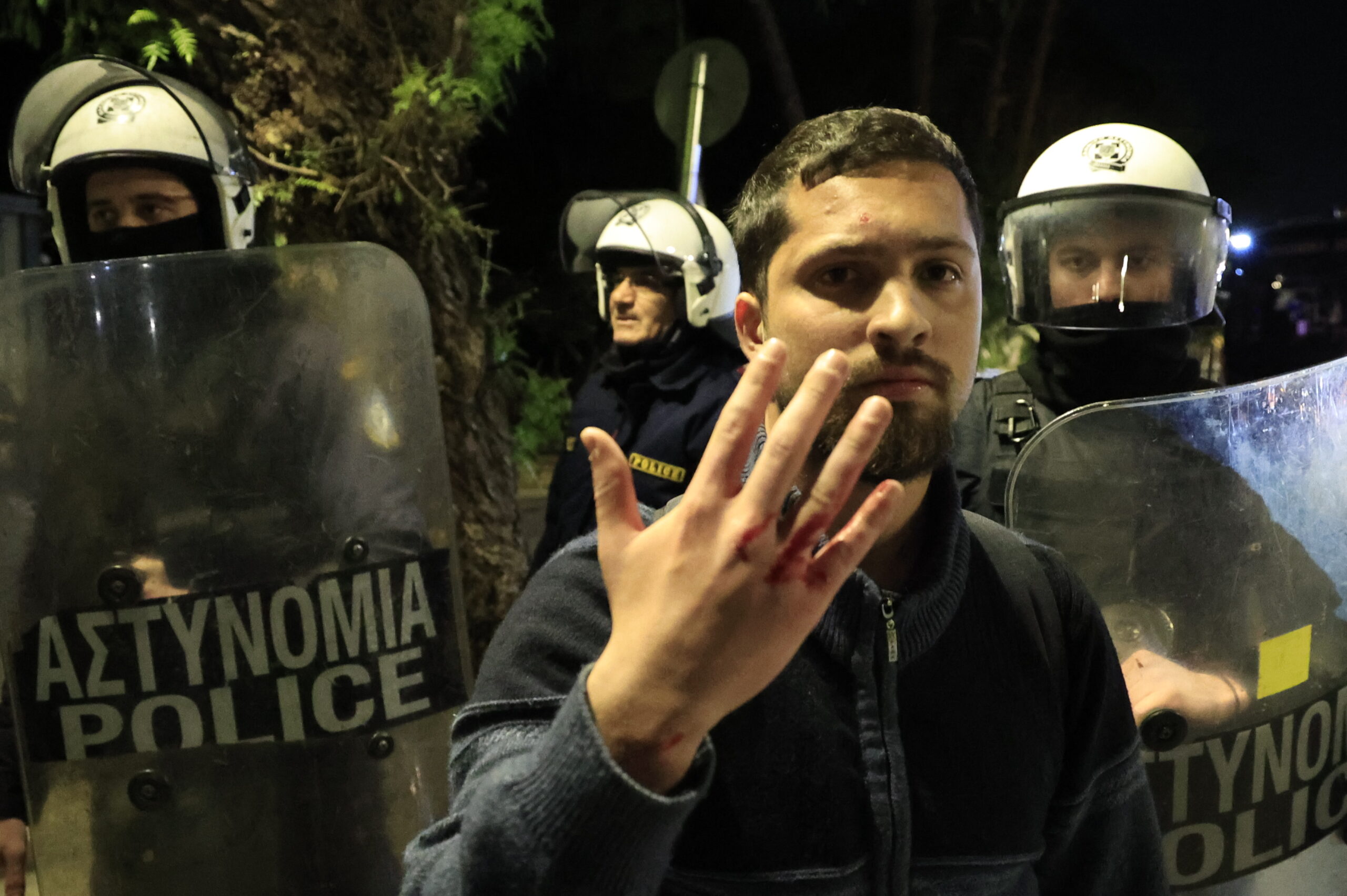 Ένταση και μικροεπεισόδια μεταξύ φοιτητών και αστυνομίας έξω από το Μέγαρο Μαξίμου