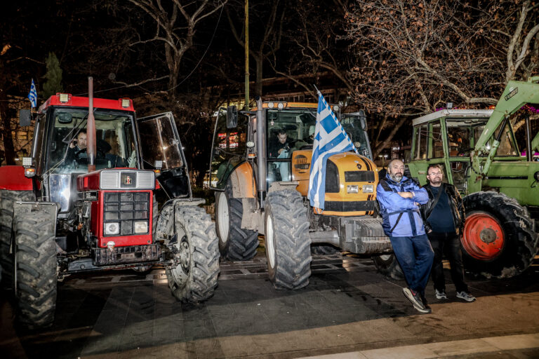 Τρακτέρ στο κέντρο της Λάρισας και της Καρδίτσας – Οι αγρότες θα διανυκτερεύσουν στις πλατείες