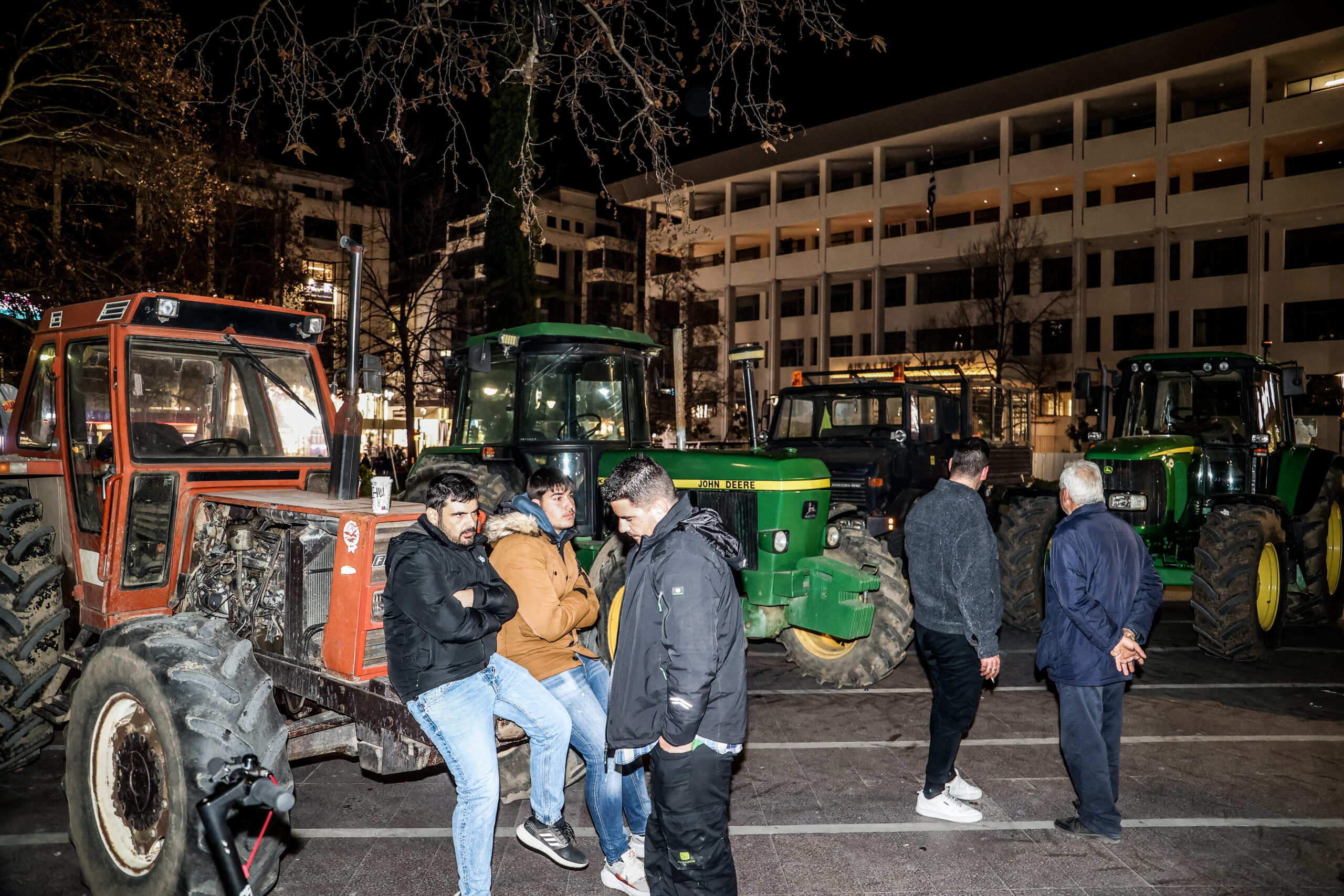 Τρακτέρ στο κέντρο της Λάρισας και της Καρδίτσας – Οι αγρότες θα διανυκτερεύσουν στις πλατείες