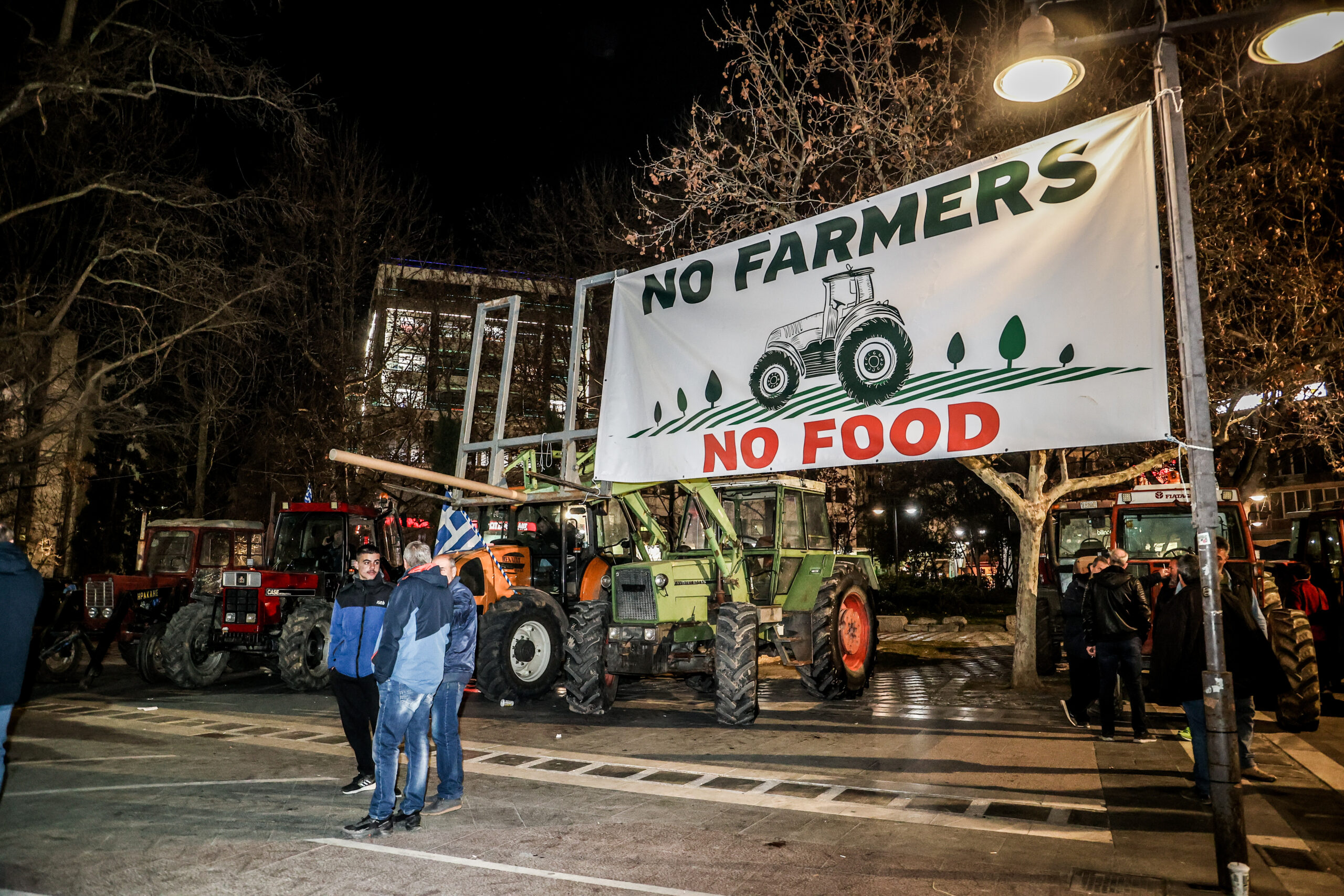 Τρακτέρ στο κέντρο της Λάρισας και της Καρδίτσας – Οι αγρότες θα διανυκτερεύσουν στις πλατείες