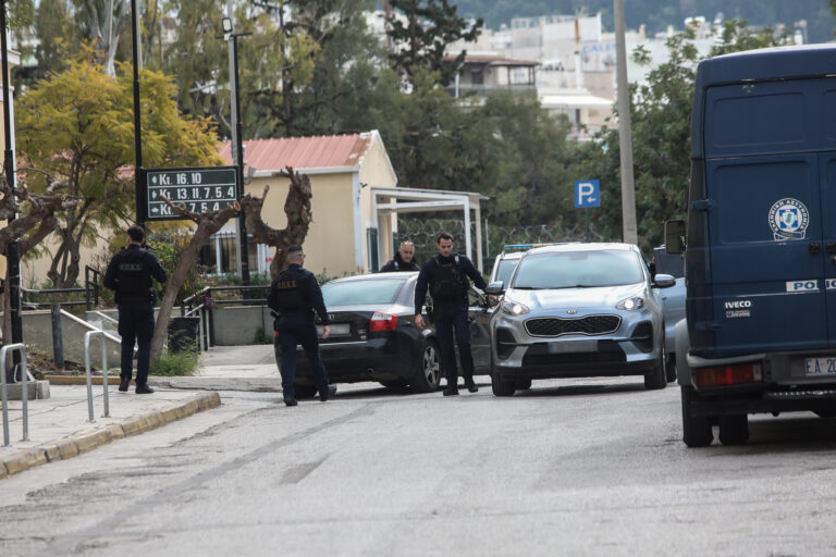 Η διαδρομή όπλων και εκρηκτικών, τα κινητά, τα λάπτοπ και το τετράδιο με χειρόγραφες σημειώσεις – Τι ερευνά η ΕΛ.ΑΣ.