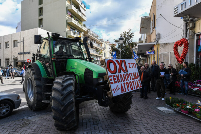 Στα μπλόκα οι αγρότες: Συσκέψεις για αποφάσεις ενόψει της πανελλαδικής σύσκεψης