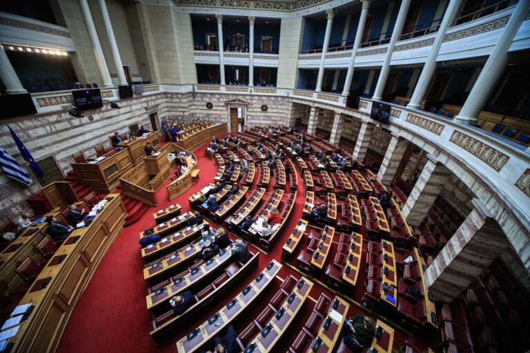 Ομόφυλα ζευγάρια: Υποβλήθηκαν τρεις ενστάσεις αντισυνταγματικότητας – Αίτημα ονομαστικής ψηφοφορίας από 21 βουλευτές