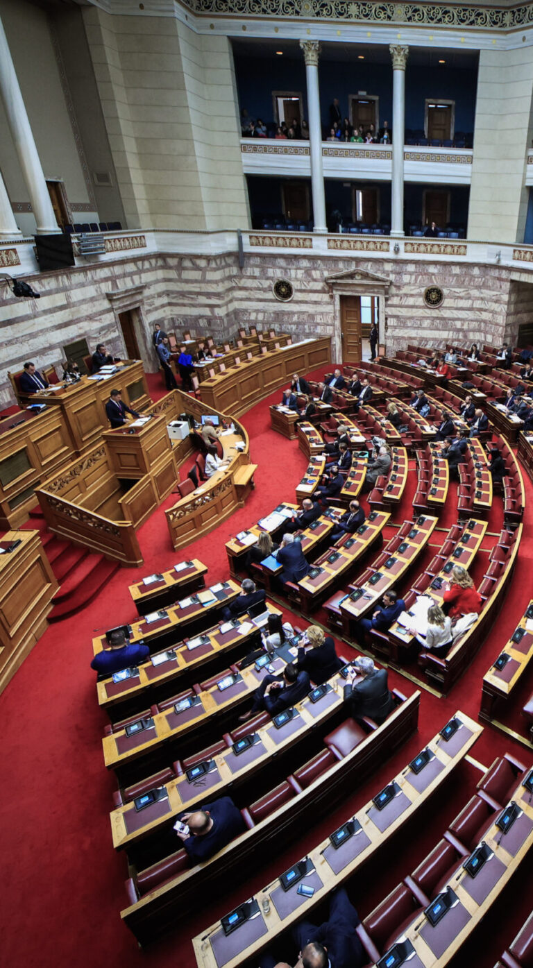 Ομόφυλα ζευγάρια: Υποβλήθηκαν τρεις ενστάσεις αντισυνταγματικότητας – Αίτημα ονομαστικής ψηφοφορίας από 21 βουλευτές