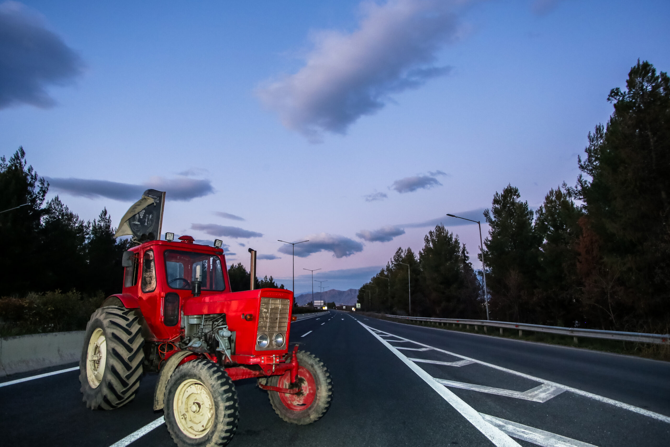 Στα μπλόκα οι αγρότες με συμβολικές δράσεις ενόψει της καθόδου με τρακτέρ στην Αθήνα – Στη Βουλή τα μέτρα για το πετρέλαιο
