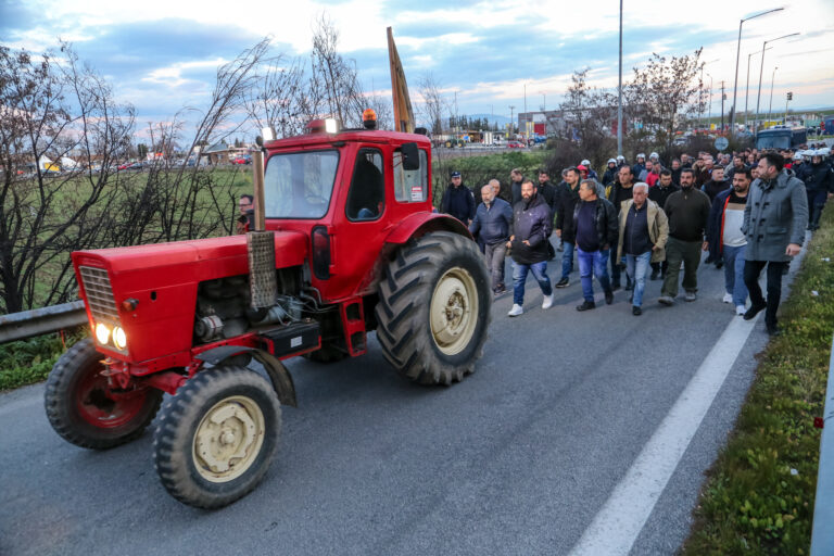 Στα μπλόκα οι αγρότες που σχεδιάζουν την κάθοδο στην Αθήνα – Στη Βουλή τα μέτρα για το πετρέλαιο