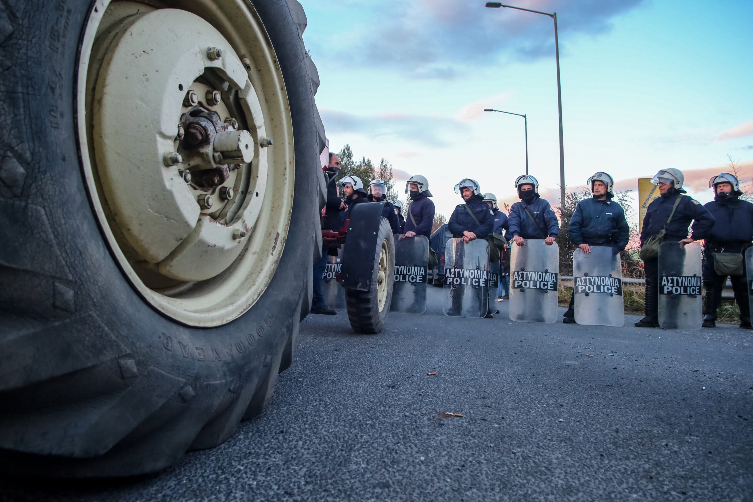 Μετρούν αντίστροφα για την Αθήνα οι αγρότες – Το μήνυμα Μητσοτάκη και τα μέτρα της ΕΛΑΣ για τις μετακινήσεις τους με τα τρακτέρ την Τρίτη