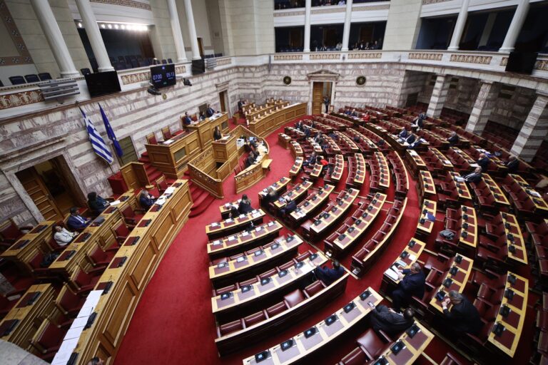 Νομοσχέδιο για ομόφυλα ζευγάρια: Με διαξιφισμούς η συζήτηση στη Βουλή – Αύριοη ψηφοφορία