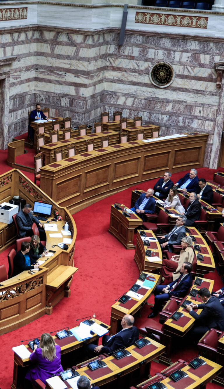Νομοσχέδιο για τα ομόφυλα ζευγάρια: Αντιπαραθέσεις κατά τη συζήτηση στη Βουλή – Κόντρα Σκέρτσου – Κουτσούμπα