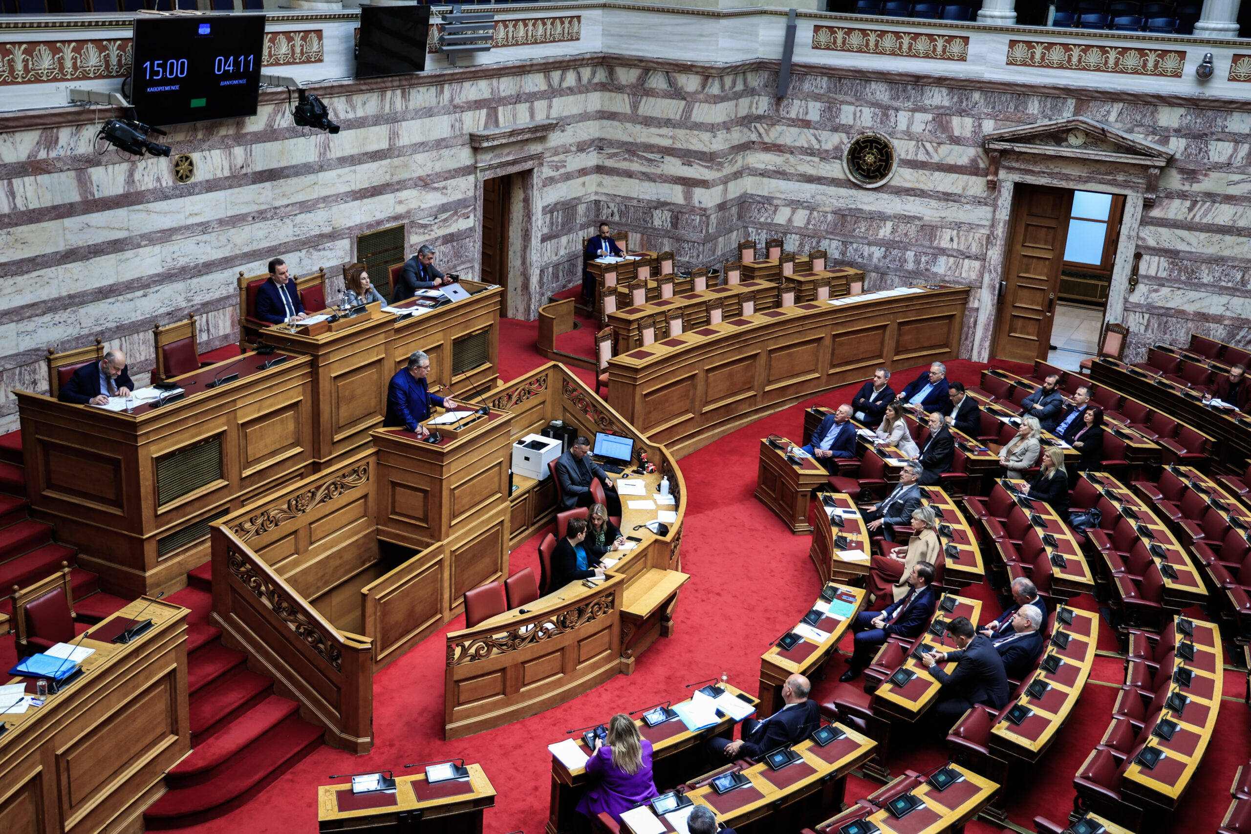 Νομοσχέδιο για τα ομόφυλα ζευγάρια: Αντιπαραθέσεις κατά τη συζήτηση στη Βουλή – Κόντρα Σκέρτσου – Κουτσούμπα