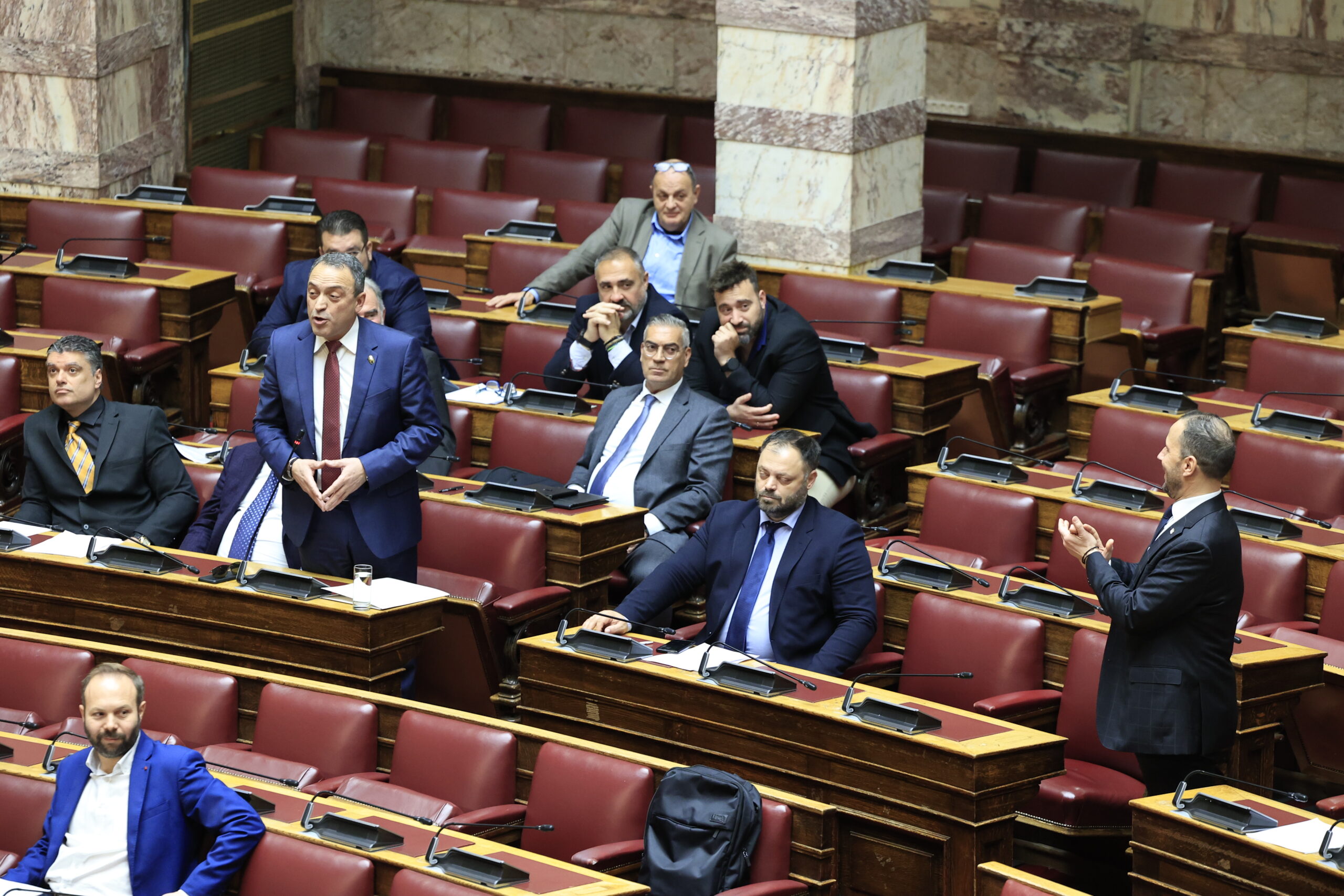 Βουλή: Ένταση ανάμεσα σε «Σπαρτιάτες» και «Ελληνική Λύση» – Επίμαχη η αναφορά Στίγκα σε αμετάκλητη καταδίκη Βελόπουλου