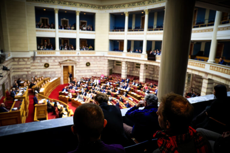 Υπερψηφίστηκε το νομοσχέδιο για το γάμο των ομόφυλων ζευγαριών με 176 «ναι» – Τα «όχι» και οι απουσίες