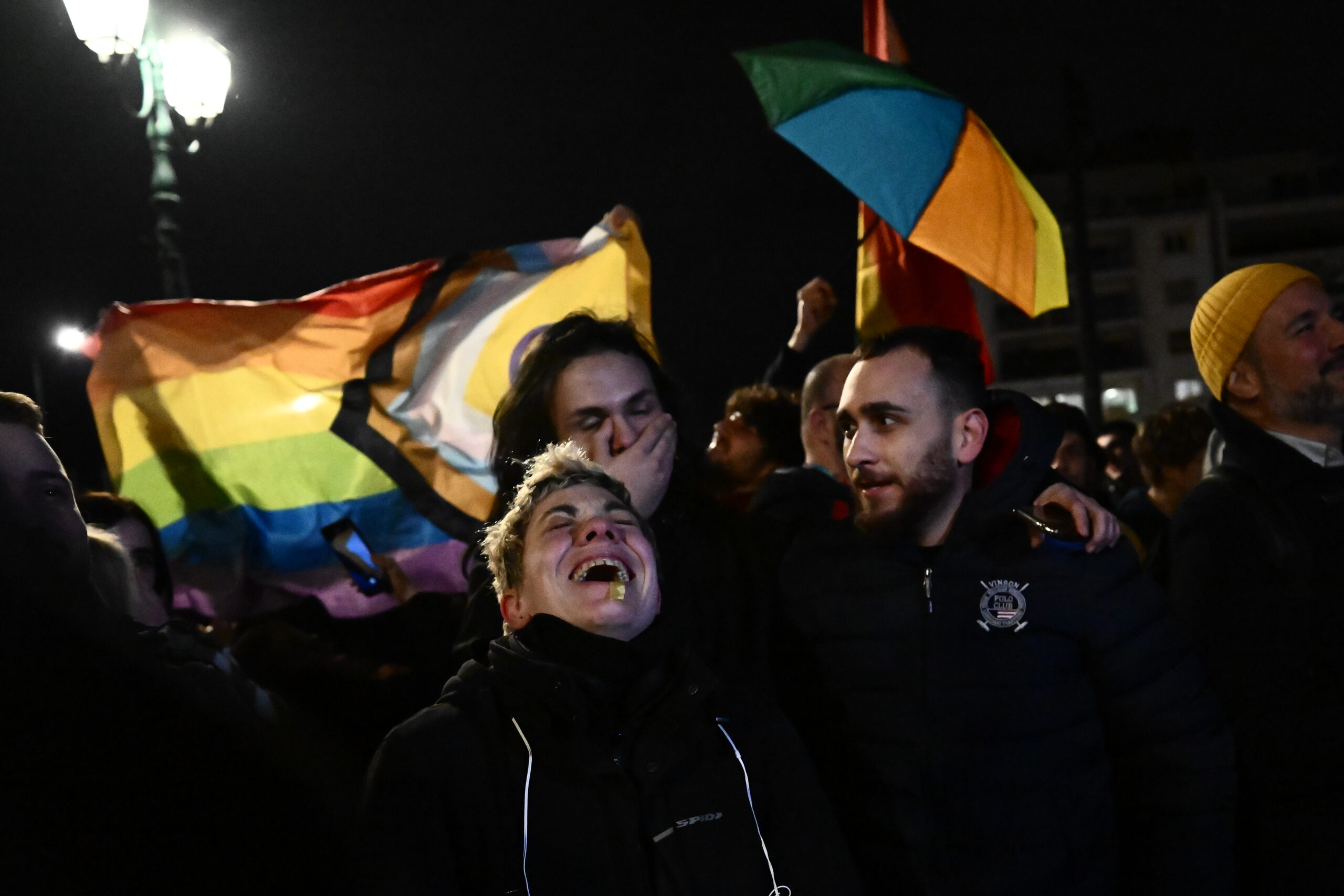 Πρώτο θέμα στον Guardian η ψήφιση του νομοσχεδίου – «Ελλάδα, η πρώτη ορθόδοξη χώρα που νομιμοποιεί τον γάμο ομοφύλων», λένε διεθνή ΜΜΕ