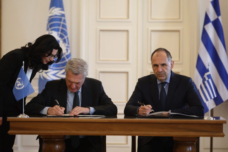 Ύπατη Αρμοστεία ΟΗΕ για τους πρόσφυγες: Υπογραφή Γεραπετρίτη – Γκράντι της συμφωνίας για την εύρυθμη καθημερινή λειτουργία της