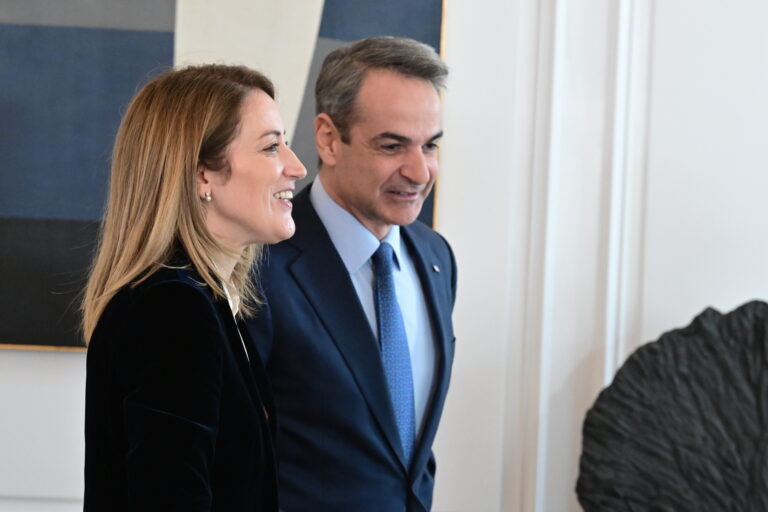Στην Αθήνα η Ρομπέρτα Μέτσολα: Συναντήσεις με Μητσοτάκη και Σακελλαροπούλου