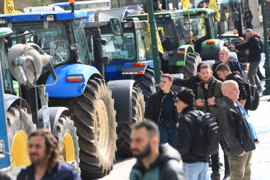 Αγροτικό συλλαλητήριο: Ολοένα και περισσότερα τρακτέρ στο Σύνταγμα – Σε ισχύ κυκλοφοριακές ρυθμίσεις (βίντεο και εικόνες)