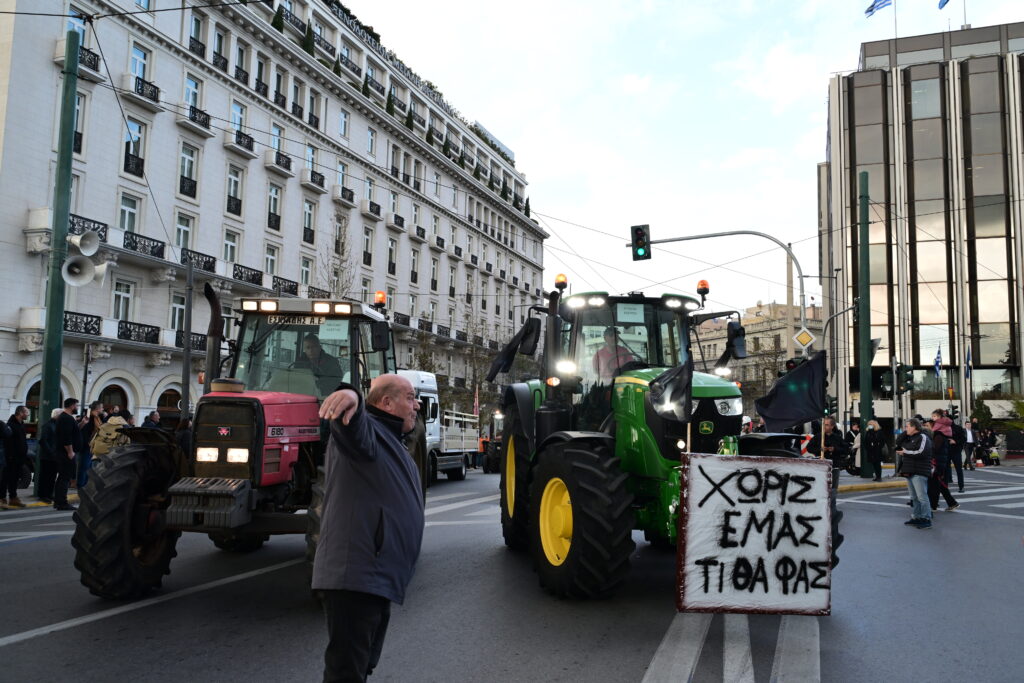 Οι αγρότες καταφτάνουν στο Σύνταγμα με τρακτέρ, πανό, ντουντούκες και ένα… φέρετρο – Δείτε φωτογραφίες