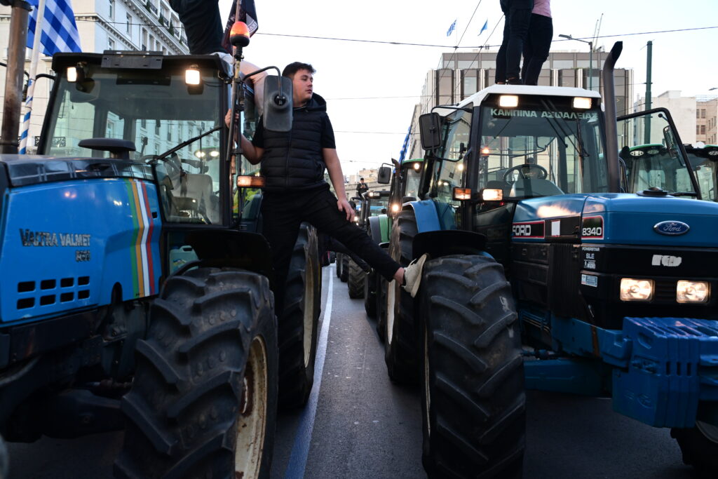 Οι αγρότες καταφτάνουν στο Σύνταγμα με τρακτέρ, πανό, ντουντούκες και ένα… φέρετρο – Δείτε φωτογραφίες