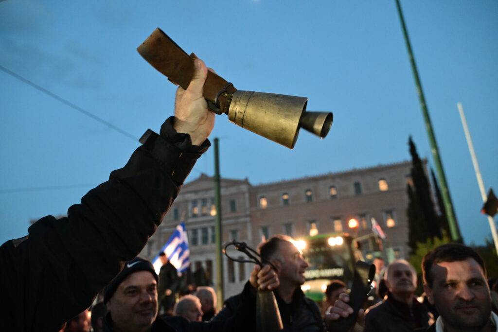 Με αναμμένα φώτα τα τρακτέρ και κολλημένο το χέρι στην κόρνα οι αγρότες – Φωτογραφίες από το συλλαλητήριο στο Σύνταγμα