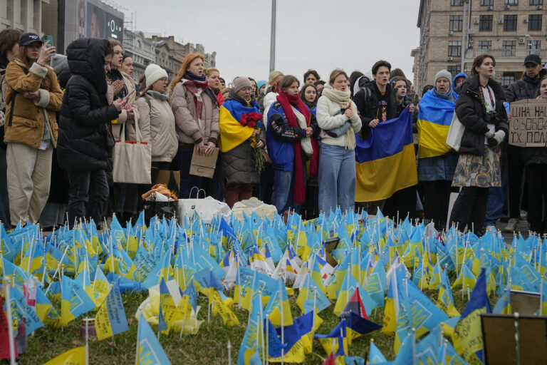 Δύο χρόνια πολέμου στην Ουκρανία: Τα μηνύματα της Ελλάδας, της Δύσης και του Κιέβου – Διαδηλώσεις ανά την Ευρώπη