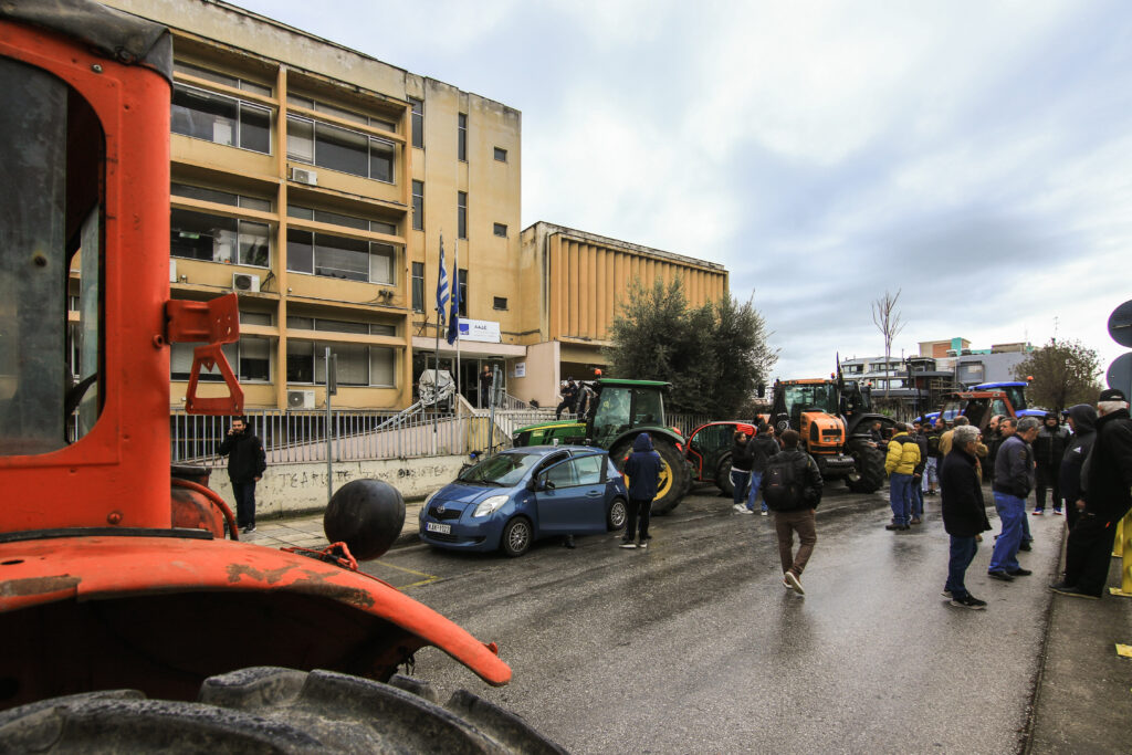 «Πεδίο μάχης» οι Βρυξέλλες – Προσπάθεια των υπουργών Ε.Ε για λύσεις – Συνεχίζουν τις κινητοποιήσεις τους οι Έλληνες αγρότες