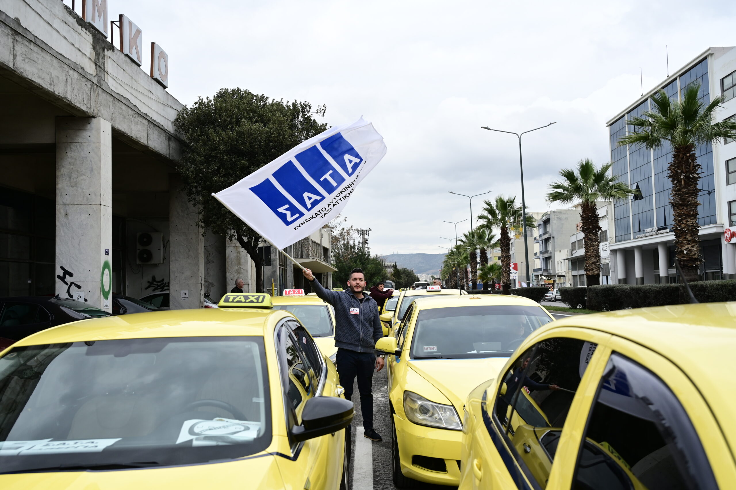 [367563] ΑΠΕΡΓΙΑΚΗ ΣΥΓΚΕΝΤΡΩΣΗ ΚΑΙ ΠΟΡΕΙΑ ΟΔΗΓΩΝ ΤΑΞΙ (ΜΙΧΑΛΗΣ ΚΑΡΑΓΙΑΝΝΗΣ/EUROKINISSI)