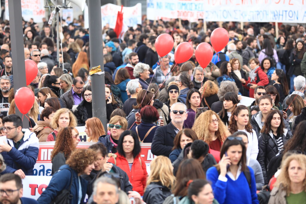 Σε εξέλιξη οι συγκεντρώσεις ανά την Ελλάδα για τα Τέμπη – Επεισόδια στο Σύνταγμα και στη Θεσσαλονίκη