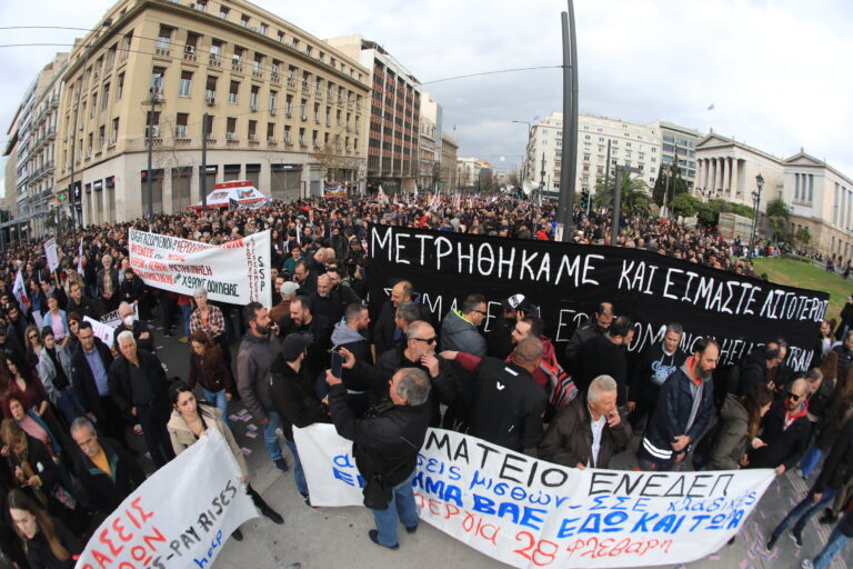 Σε εξέλιξη οι συγκεντρώσεις ανά την Ελλάδα για τα Τέμπη – Επεισόδια στο Σύνταγμα και στη Θεσσαλονίκη