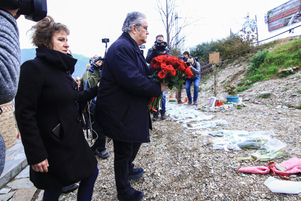 Σε εξέλιξη οι συγκεντρώσεις ανά την Ελλάδα για τα Τέμπη – Επεισόδια στο Σύνταγμα και στη Θεσσαλονίκη